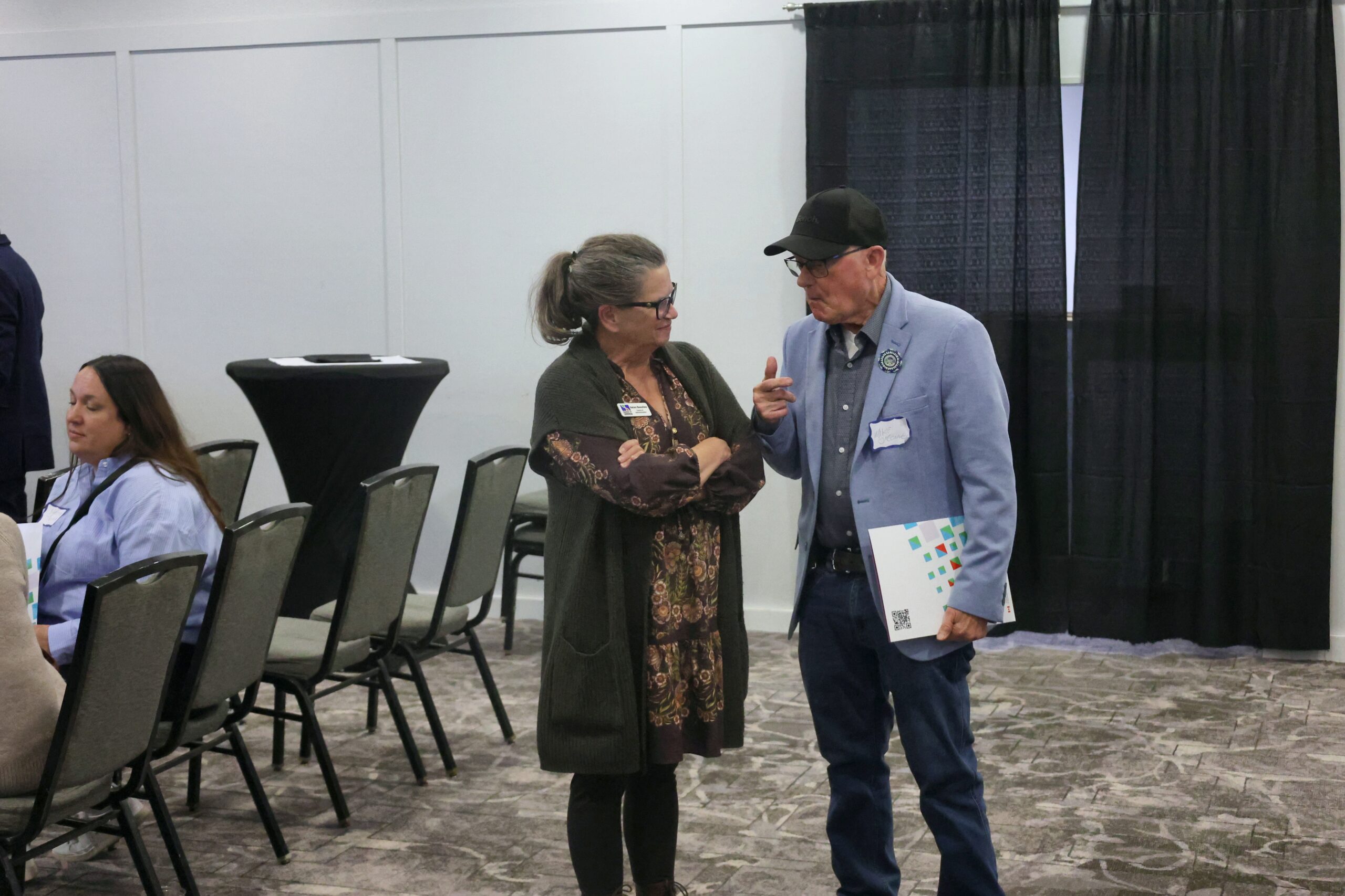 Moment de réseautage entre membres de la communauté
