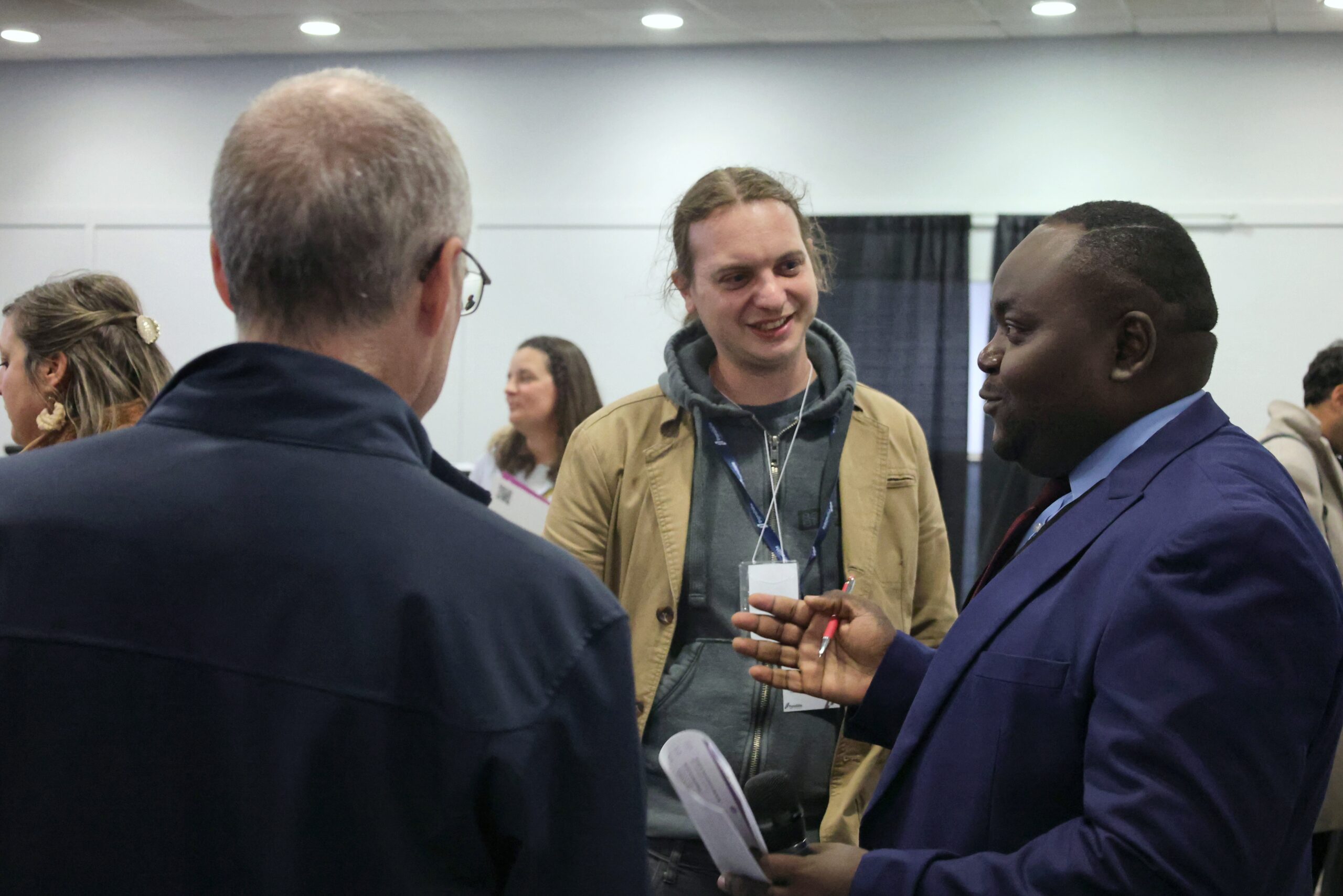 Échanges entre participants et partenaires à Grande Prairie